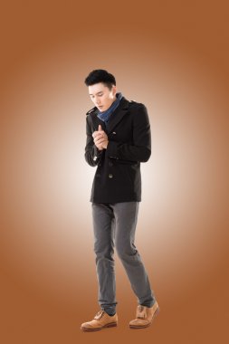 Asya genç adam soğuk hissediyorum