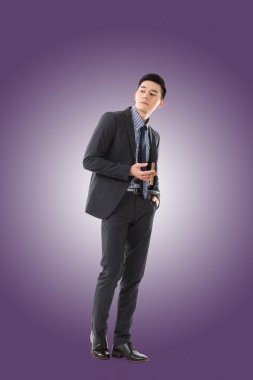 bir puro tutan işadamı