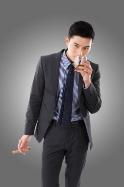 bir puro tutan işadamı