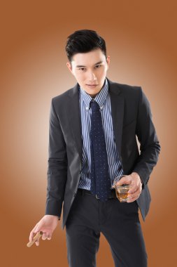 bir puro tutan işadamı