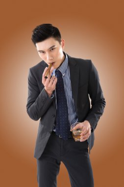 bir puro tutan işadamı