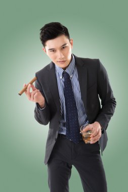 bir puro tutan işadamı