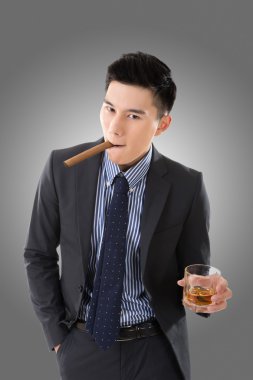 bir puro tutan işadamı