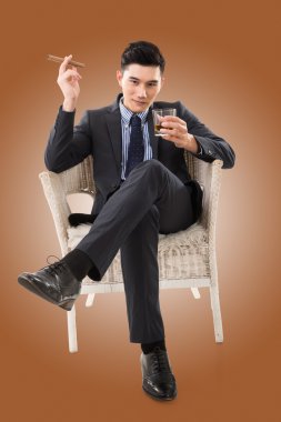 bir puro tutan işadamı