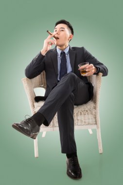 bir puro tutan işadamı