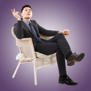 bir puro tutan işadamı