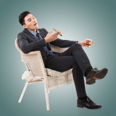 bir puro tutan işadamı