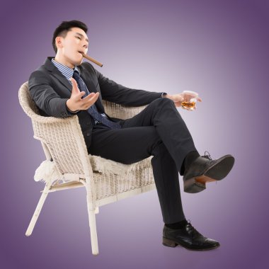 bir puro tutan işadamı