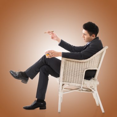 bir puro tutan işadamı