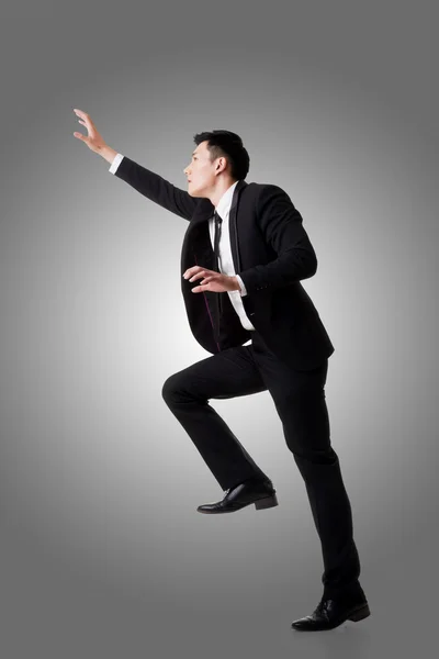 Aziatische zakenman klimmen — Stockfoto