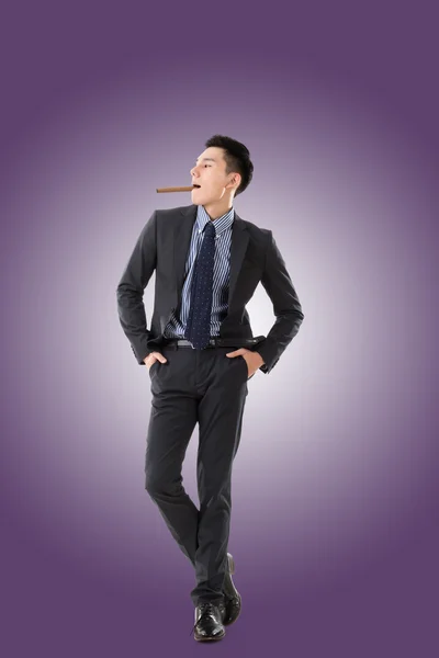 Affärsman som innehar en cigarr — Stockfoto