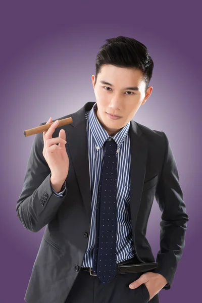 Бізнесмен тримає сигару — стокове фото