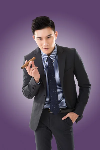 Hombre de negocios sosteniendo un cigarro — Foto de Stock