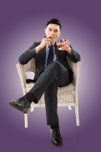 Hombre de negocios sosteniendo un cigarro —  Fotos de Stock