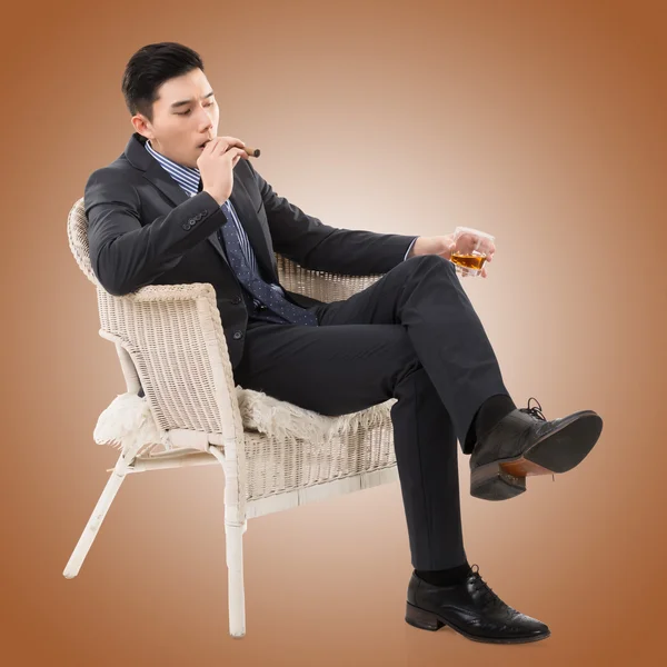 bir puro tutan işadamı