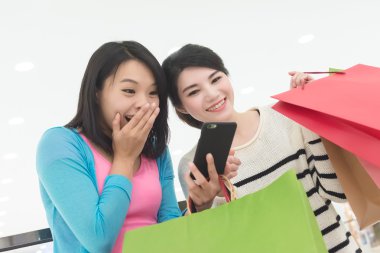 Kadınlar alışverişe gitmek