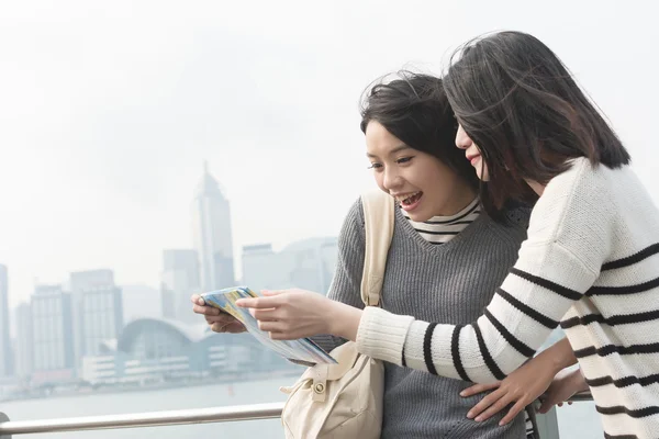 Young girl travel and look the map — Stock Photo, Image