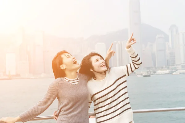 Girls traveling at Victoria harbor — Stock Photo, Image