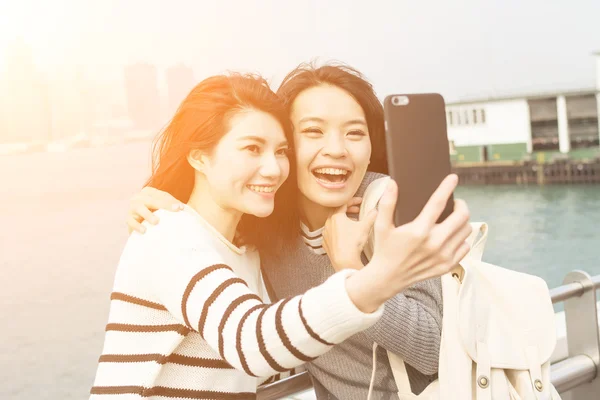 Asiatiska unga tjejer tar en selfie — Stockfoto