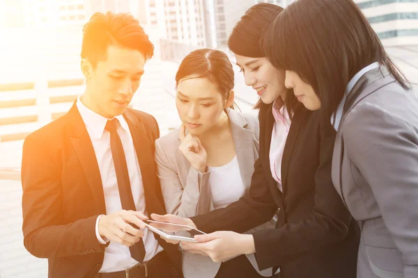 Los empresarios trabajan juntos — Foto de Stock