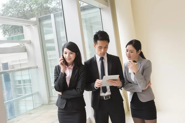 Uomini d'affari lavorano insieme — Foto Stock