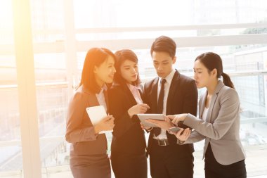 iş insanların birlikte çalışma