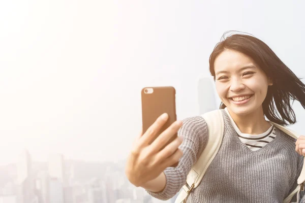 Kvinna tar en selfie — Stockfoto