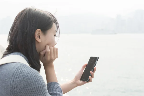 Kvinnors användning av mobiltelefon — Stockfoto