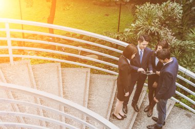 iş adamları tartışmak