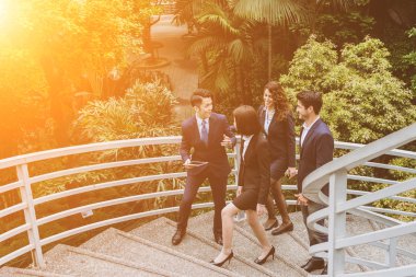 iş adamları tartışmak