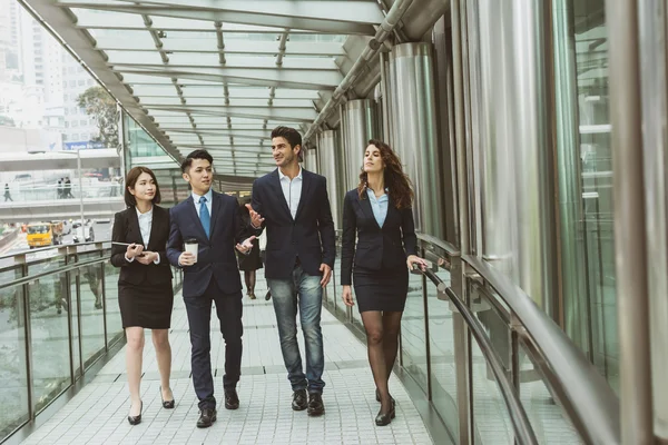 Gente de negocios caminando —  Fotos de Stock