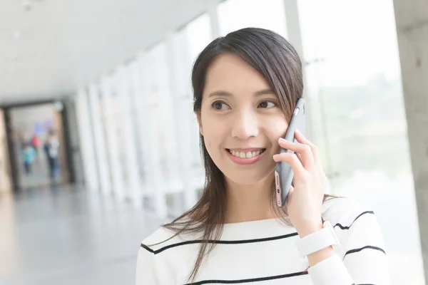 Femme utiliser un téléphone portable — Photo