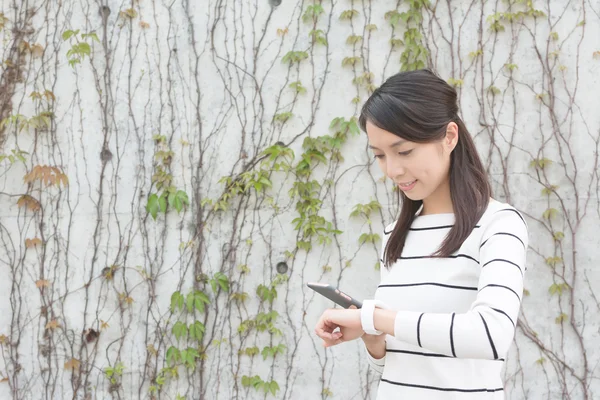 Mobile phone and smart watch — Stock Photo, Image