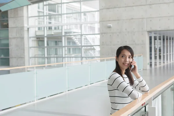 Femme utiliser un téléphone portable — Photo