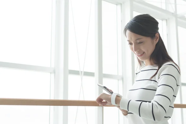 Mobiltelefon och smart klocka — Stockfoto