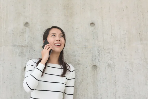 Woman pick up a call — Stock Photo, Image