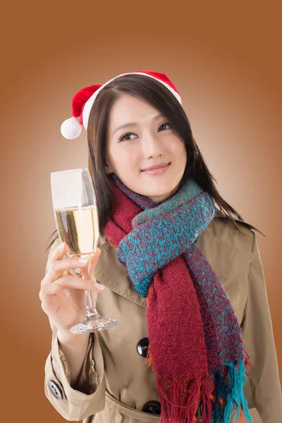 Vrouw houd een glas Champagne — Stockfoto