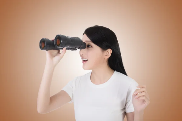 Woman using binoculars — Stock Photo, Image