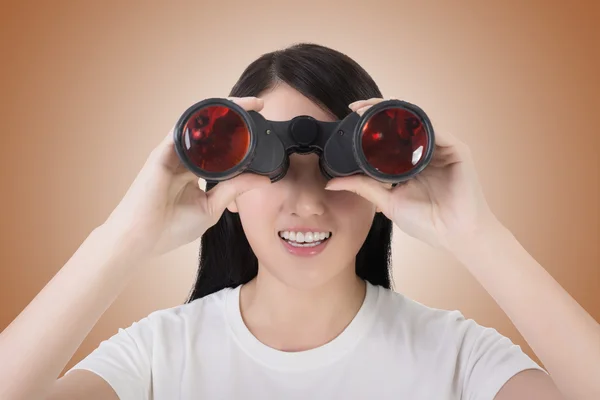 Woman using binoculars — Stock Photo, Image