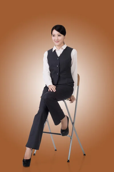 Geschäftsfrau sitzt auf einem Stuhl — Stockfoto