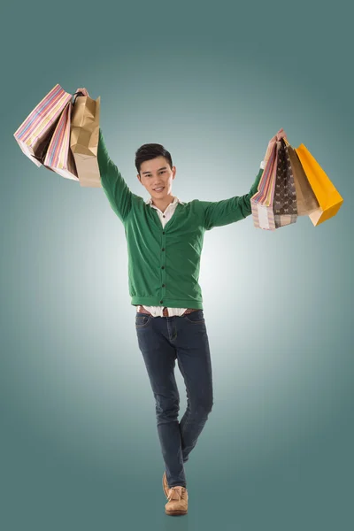 Asiático joven sosteniendo bolsas de compras — Foto de Stock