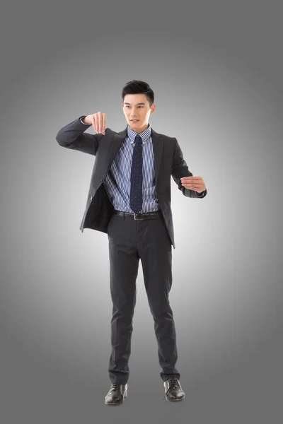 Posar la postura del hombre de negocios asiático — Foto de Stock
