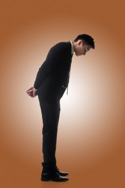 iş adamı aşağı bakıyor