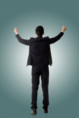 Asya iş adamı poz holding