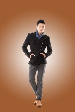 Asya genç adam soğuk hissediyorum