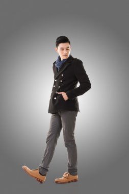 Asya genç adam soğuk hissediyorum