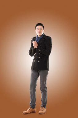 Asya genç adam soğuk hissediyorum