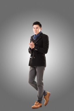 Asya genç adam soğuk hissediyorum