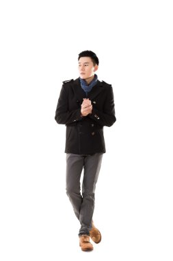 Asya genç adam soğuk hissediyorum