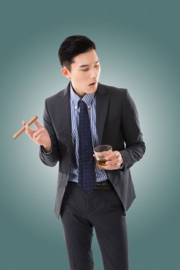 bir puro tutan işadamı